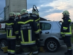 Übung mit dem hydraulischem Rettungsgerät sowie Bekämpfung eines Fahrzeugbrandes