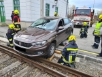 PKW landet auf Gleis der Franz-Josefs-Bahn