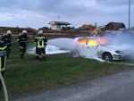 Übung mit dem hydraulischem Rettungsgerät sowie Bekämpfung eines Fahrzeugbrandes