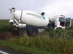 Betonmischwagen landet im Acker