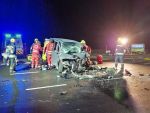 Schwerer Verkehrsunfall - PKW gegen LKW auf der LB2